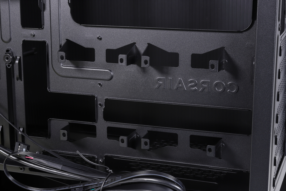 2.5インチSSD用マウンタ。2台の2.5インチSSDを取り付け可能だが、SSDが背面コネクタ配線用の穴に被る点には注意が必要