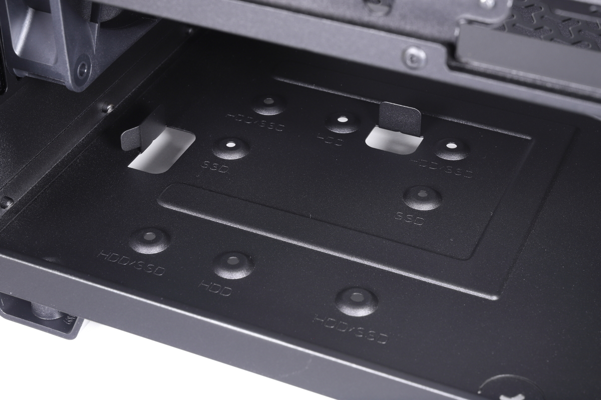 ケース底面の前方側に設けられた2.5インチ/3.5インチ両対応マウンタ。2.5インチSSDまたは3.5インチHDDを1台取り付けられる