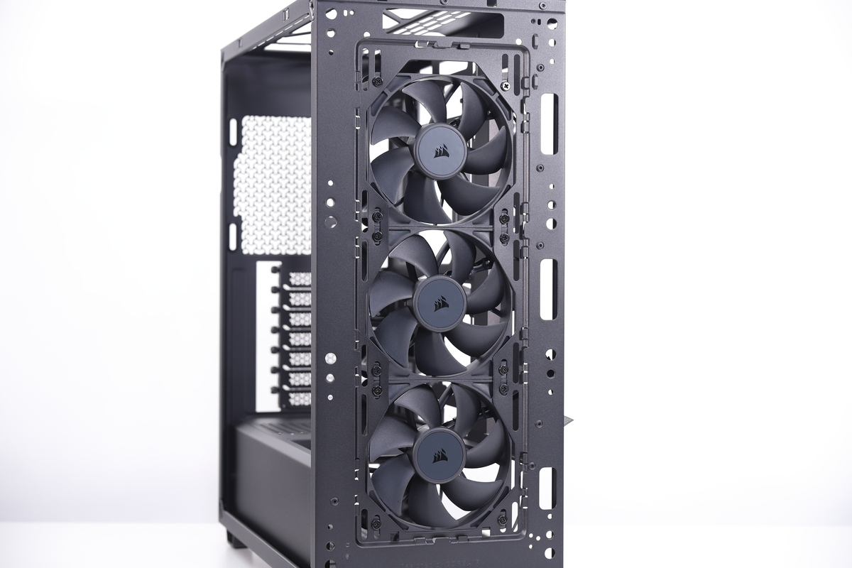 フロントパネル内部のファンマウントには、120mmファン×3基が標準搭載されている。140mmファン×2基または360mmラジエーターに換装できる