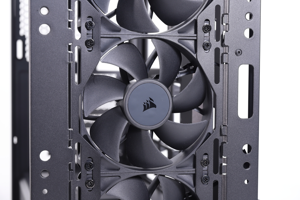 標準搭載の120mmファンはCORSAIRのRS120で、PWM制御により420～2,100rpm(±10％)の範囲で回転数を制御可能