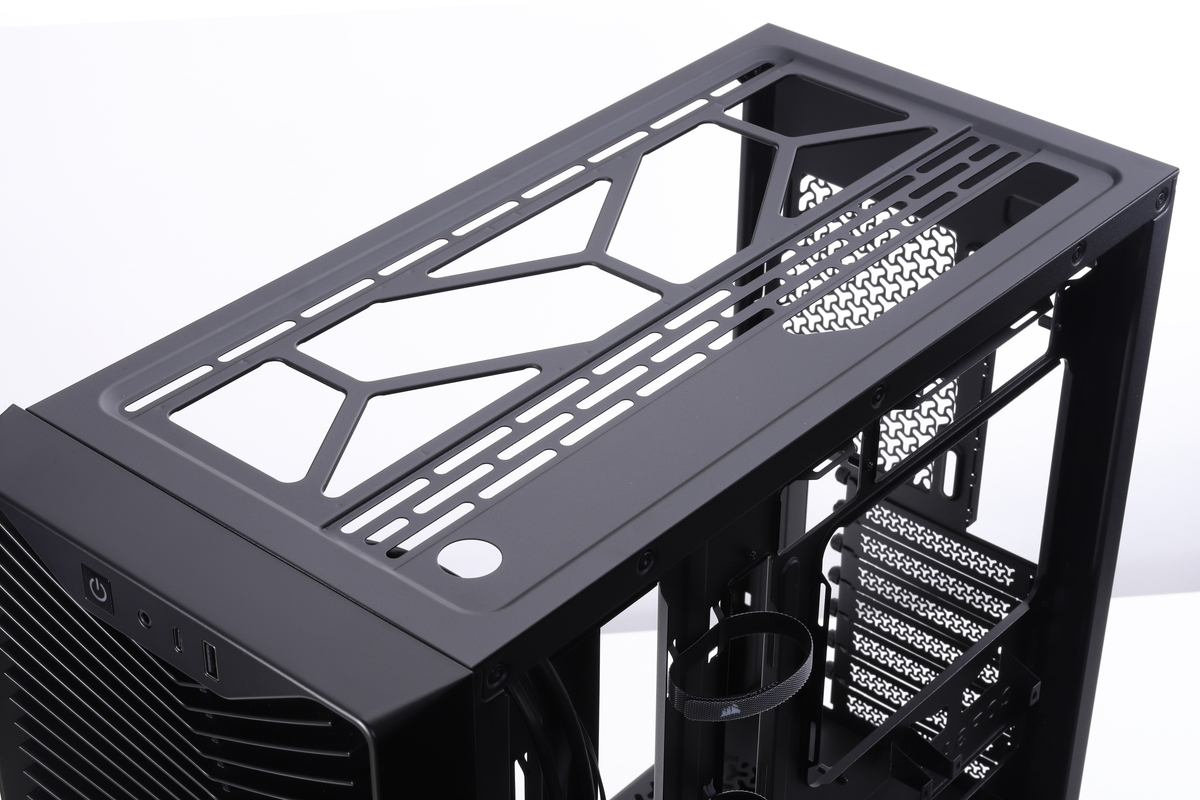 天板のファンマウント。120mm×3基または140mm×2基、360mmラジエーターを搭載できる