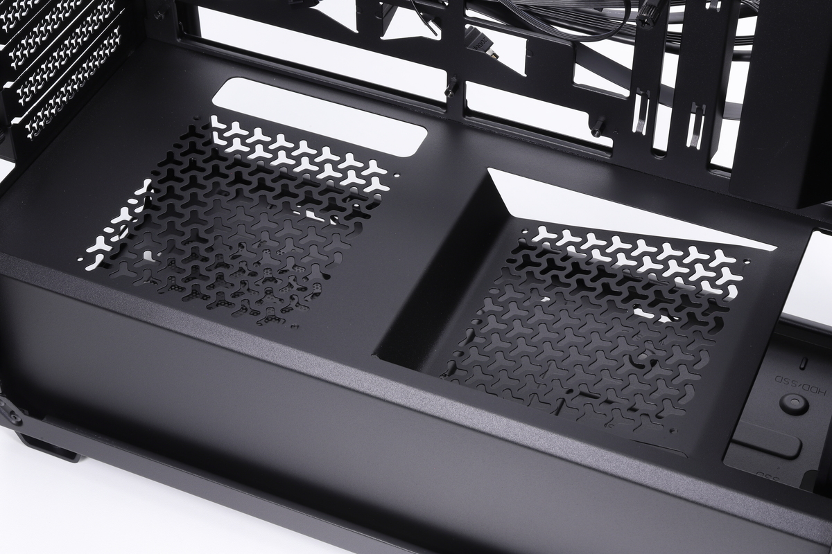 電源シュラウド上のファンマウント。ケース付属のネジ(インチネジ)で25mm厚の120mmファンを2基搭載できる