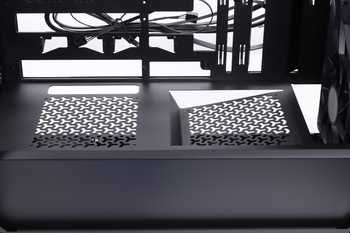 電源シュラウド上のファンマウントのうち、フロントパネルに近い側はビデオカード方向に角度が付けられている「アングルドボトムファンマウント」仕様