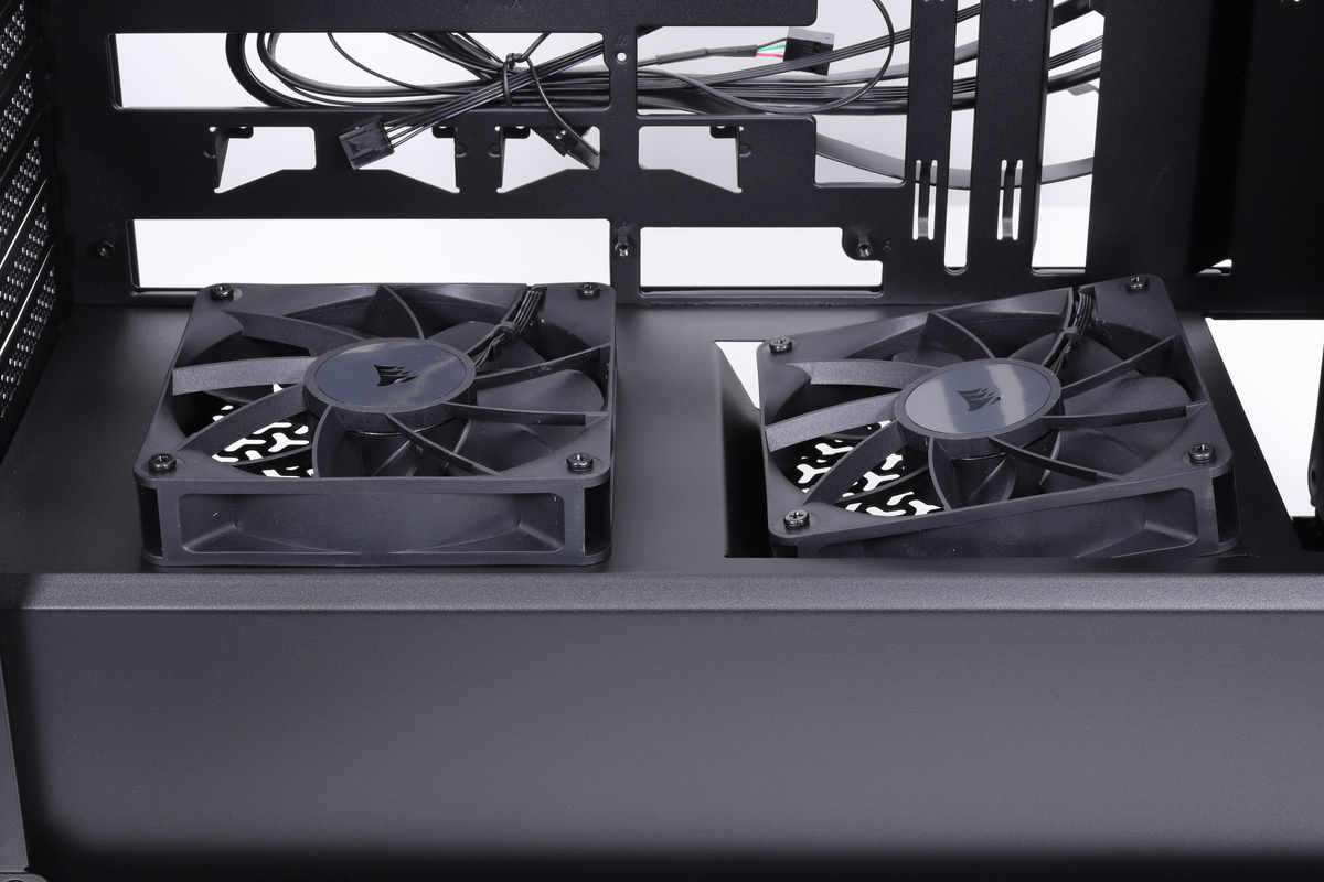 電源シュラウド上のファンマウントに120mmファンを取り付けた状態。右側のアングルドボトムファンマウントに搭載したファンがかなり傾いていることが分かる