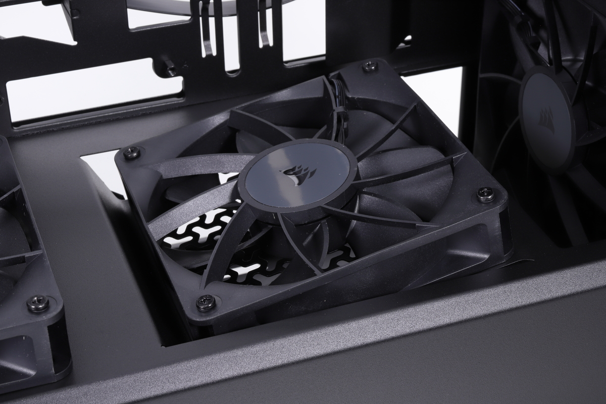 アングルドボトムファンマウントを利用すれば、ビデオカード周辺のエアフローを促進することができそうだ