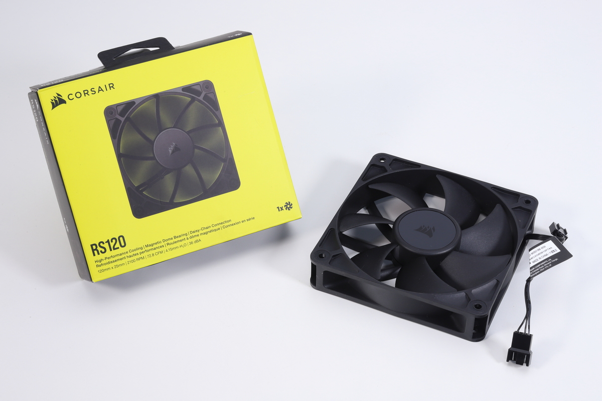 CORSAIRの120mmファン「RS120」。電源シュラウド上のファンマウント用として2基用意した