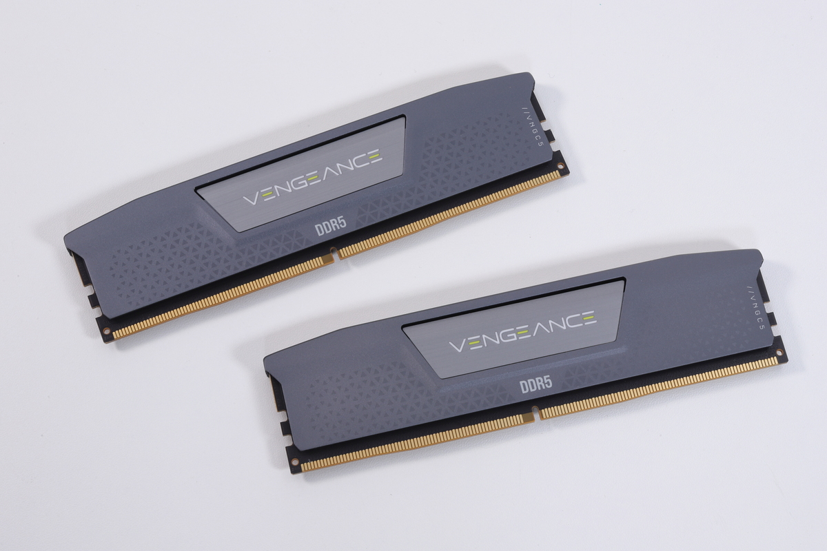 メモリは光らないCORSAIRの「CMK32GX5M2B6400C3(16GBx2/DDR5-6400)」を選んだ