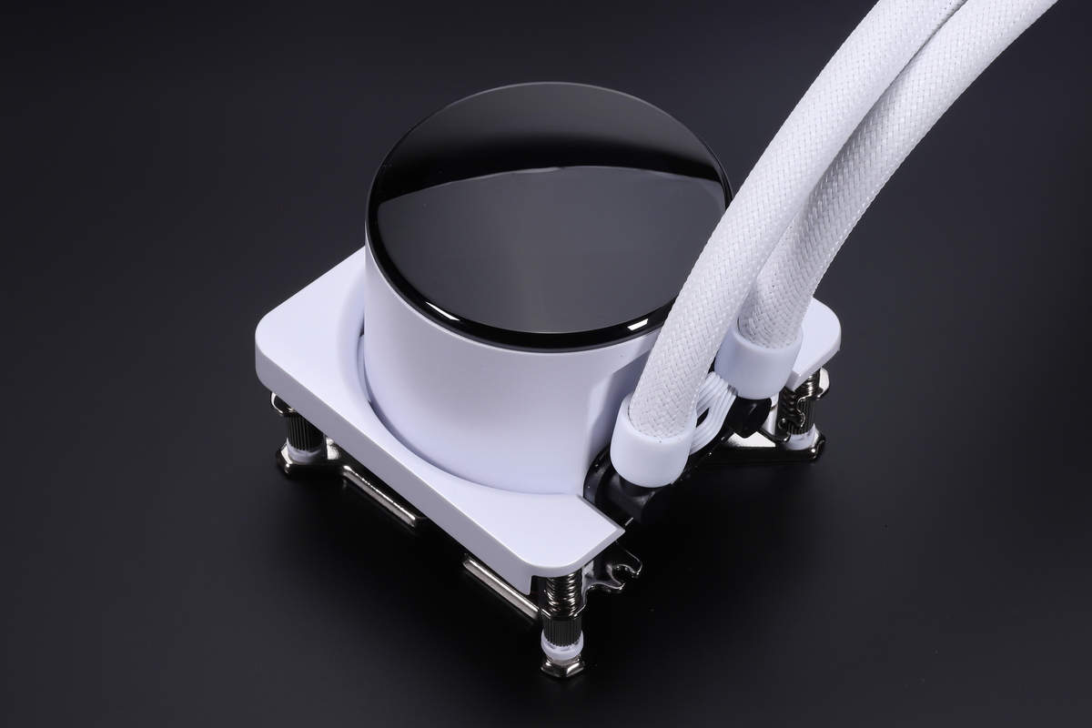 2.1型IPS液晶パネルが組み込まれた水冷ヘッド