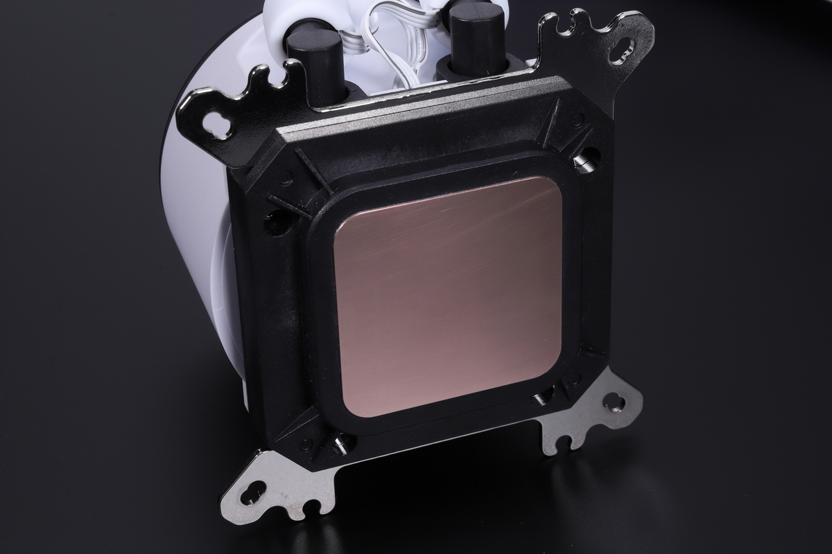 銅製のベースプレートを採用。内部には0.1mmマイクロチャネル(流路)を形成しており、効率的な熱交換を実現する