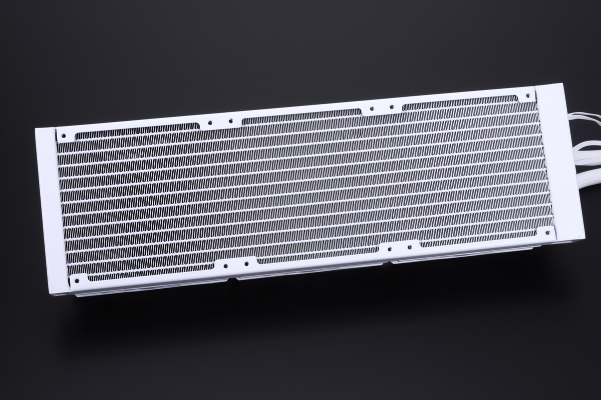 フィンまで白くカラーリングされた360mmラジエーターを採用