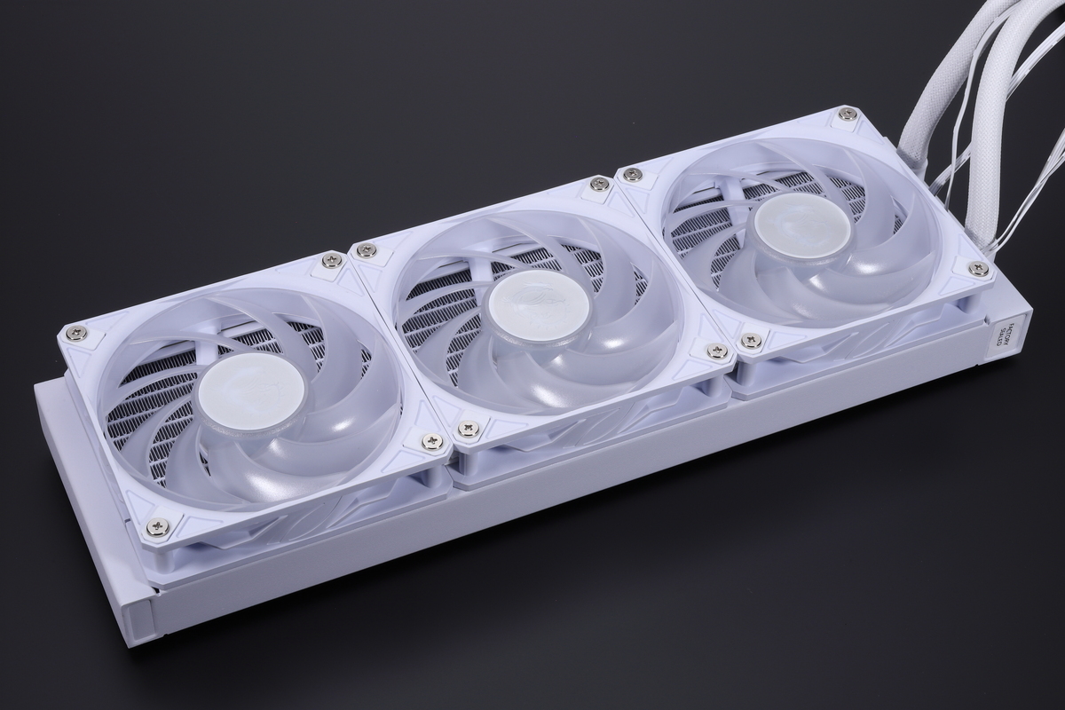 3基の120mmファンを標準搭載。ファンは出荷時に取り付け済みで、組み立ての手間が省略されている