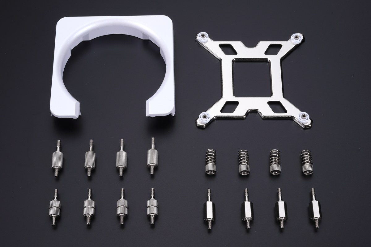 リテンションキット。Intel LGA1851/1700およびAMD Socket AM5/AM4に対応、仕様に記載はないがIntel LGA1200用のスタッドも同梱さ入れている