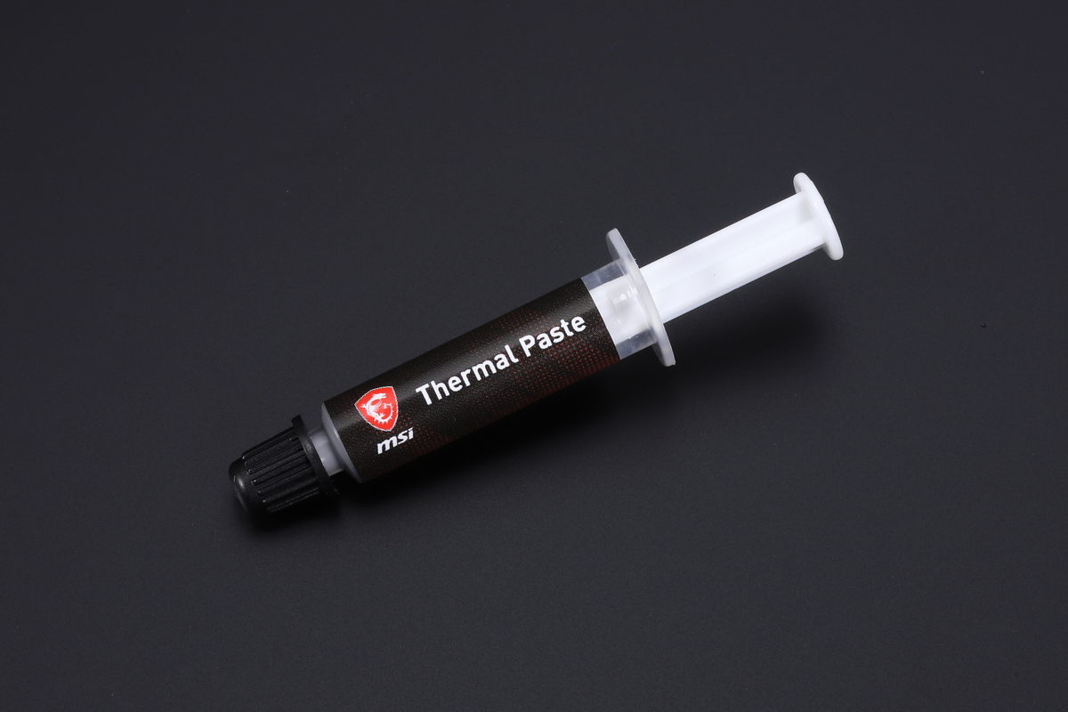 サーマルグリス。シリンジ入りで提供されているため、数回は塗り替えに可能