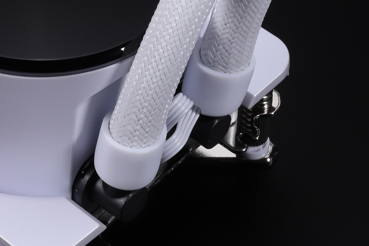 水冷ヘッドのケーブルは、ウォーターチューブのスリーブ内に配線されている