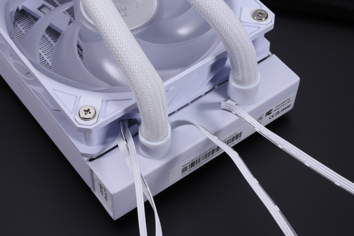 水冷ヘッドと冷却ファンのケーブルは、ラジエーターのウォーターチューブ付近に集約されている。ケーブルを目立たず配線するのに好適な設計だ