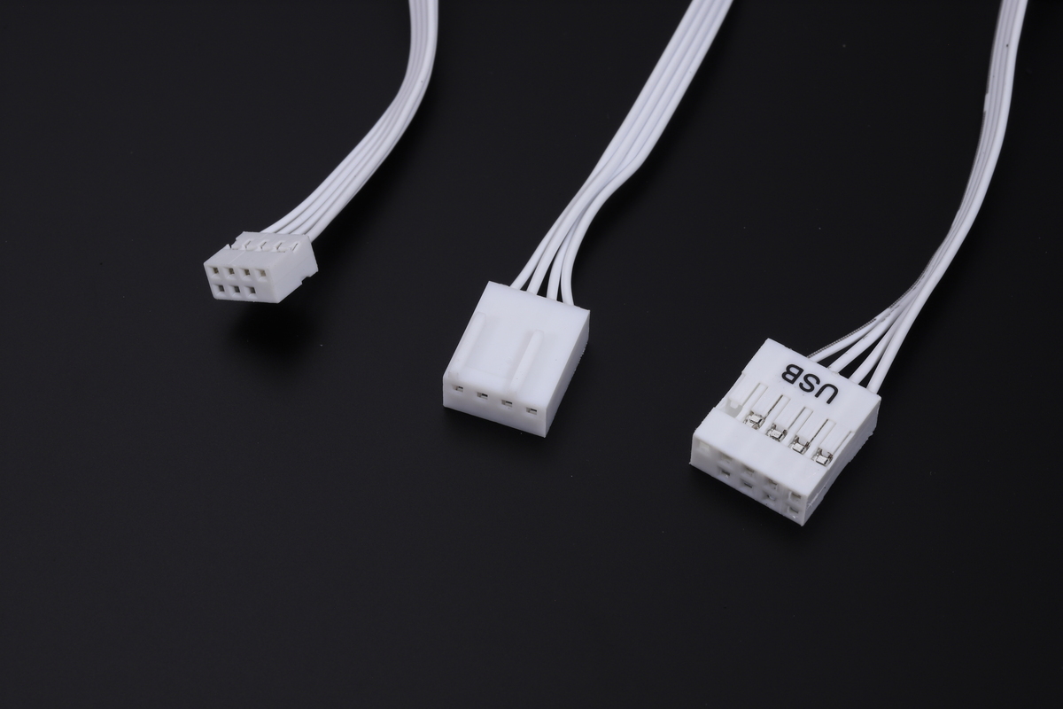 左からEZ Connの7ピンコネクタ、4ピンFANコネクタ、USB 2.0 ヘッダーコネクタ