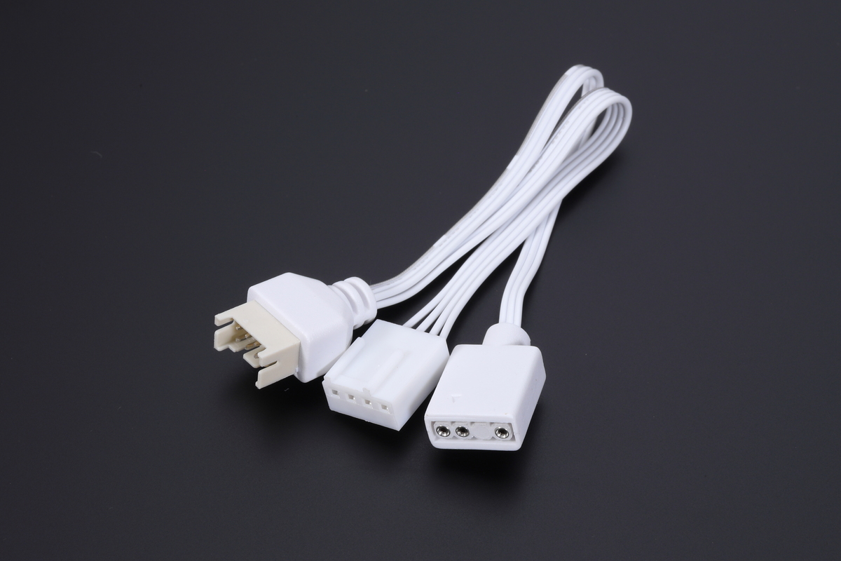 EZ Conn非対応環境向けに、EZ Connを4ピンFANコネクタと3ピンARGBコネクタに変換するアダプタが同梱されている