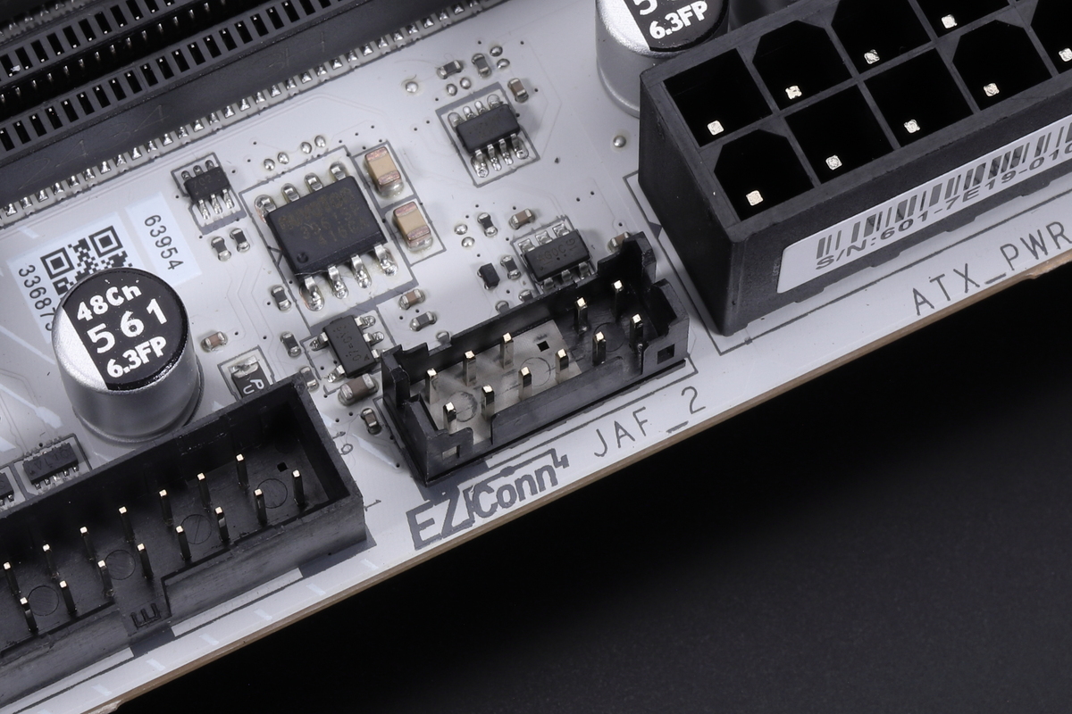 マザーボードのEZ Conn。これはより高機能な11ピンタイプだが、白く色分けされた部分は7ピンEZ Connと互換性がある