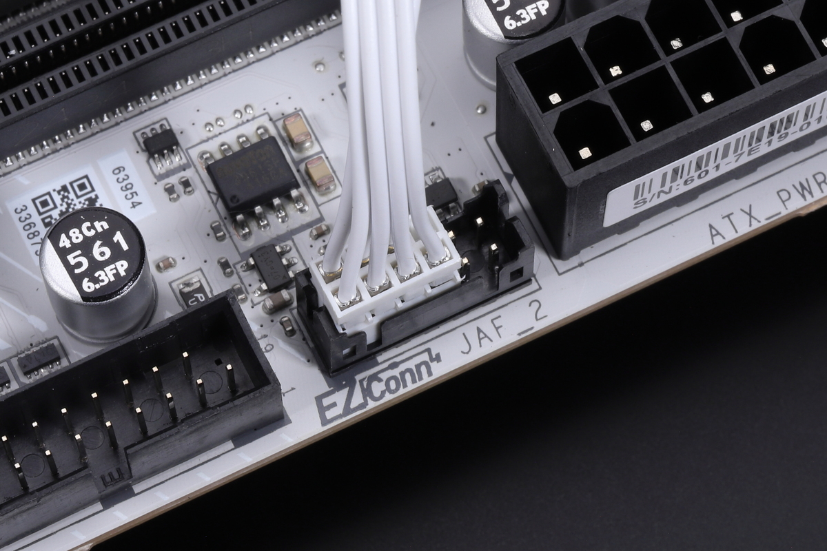 MPG CORELIQUID P13 360のEZ Connを接続したところ。これ1本で3基のRGB LED搭載ファンをコントロールできる