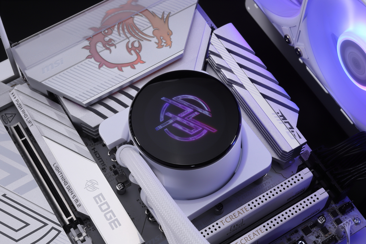 水冷ヘッドに組み込まれた2.1型IPS液晶パネル