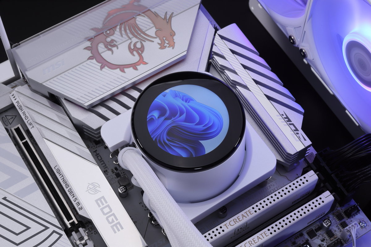 480×480ドットのサブモニターとしてデスクトップ表示も可能なので自由度は高い