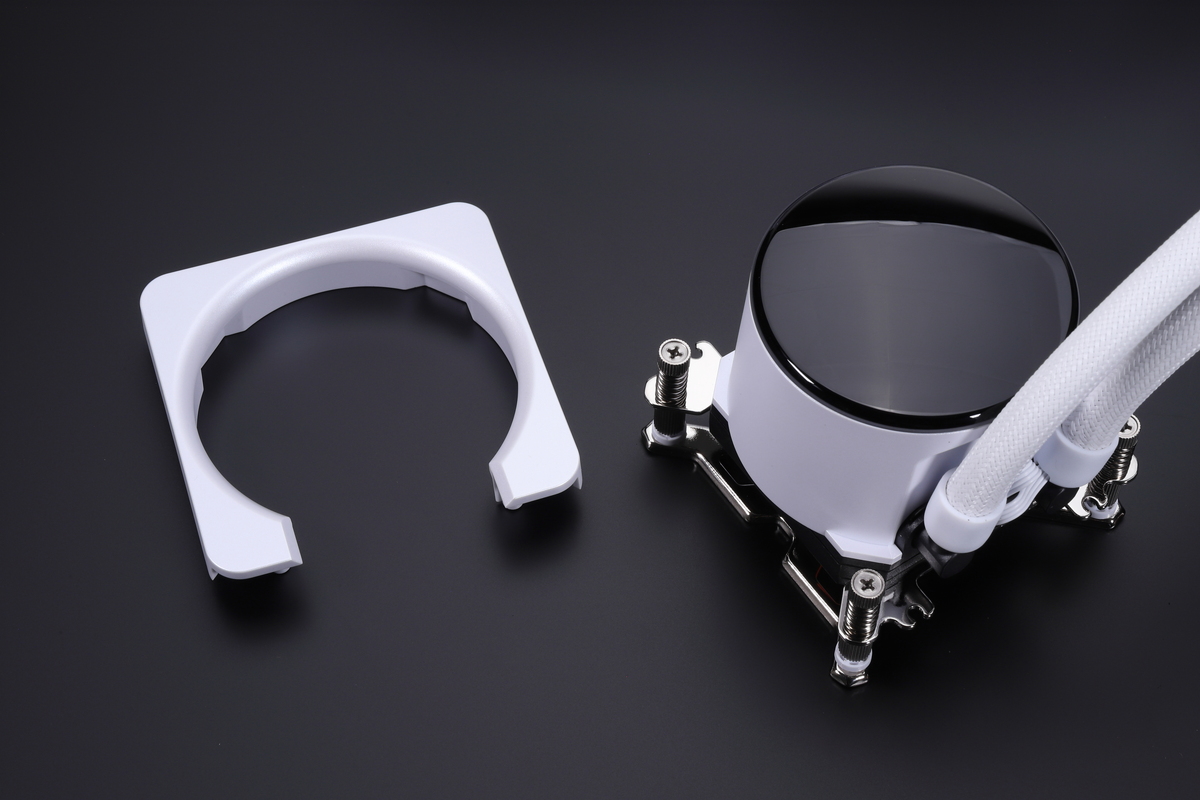 マグネット固定式のネジカバー「EZ CAP」(写真左側)