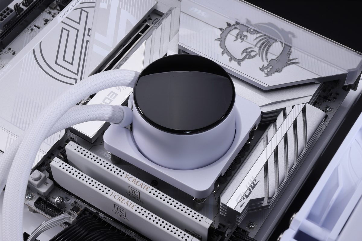 EZ CAP取り付け時。リテンションキットが覆い隠され、CPUソケット周りがよりすっきりした見た目になる