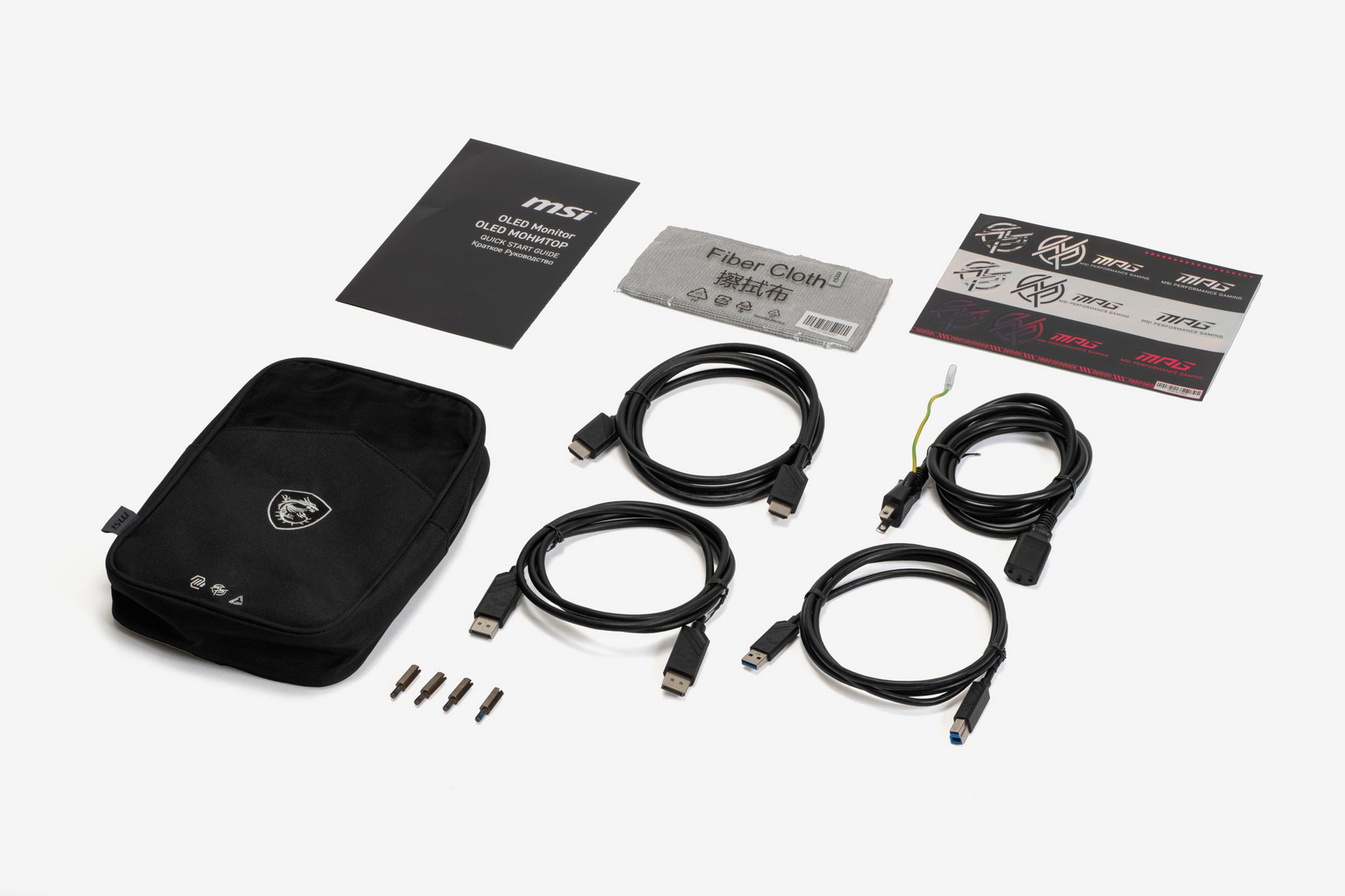 付属品。映像ケーブルはDisplayPortとHDMIが付属し、Type-Cケーブルは含まれていない