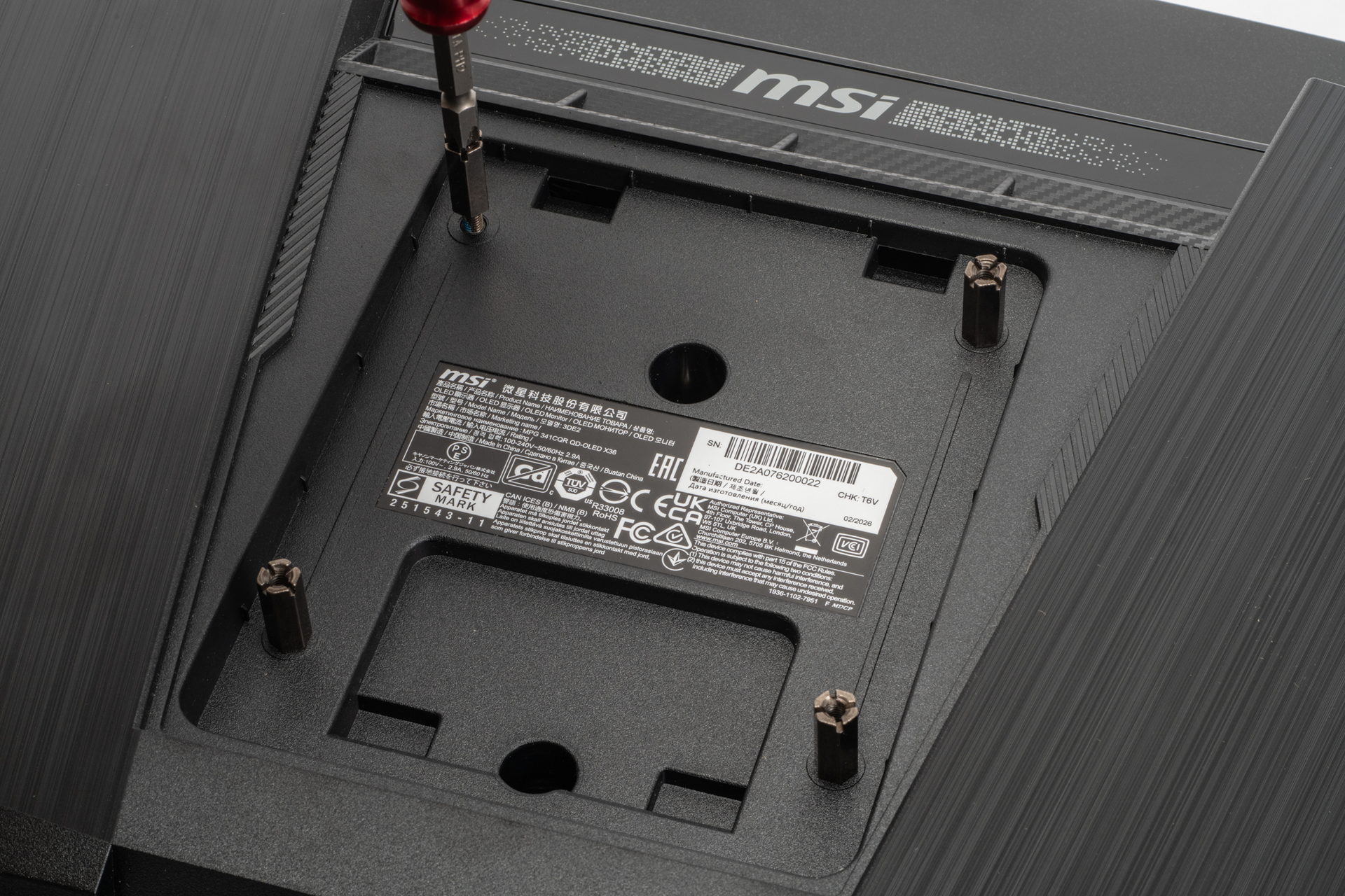 付属のアダプターネジを使うことでVESAに対応。モニターアームの取り付けも可能だ