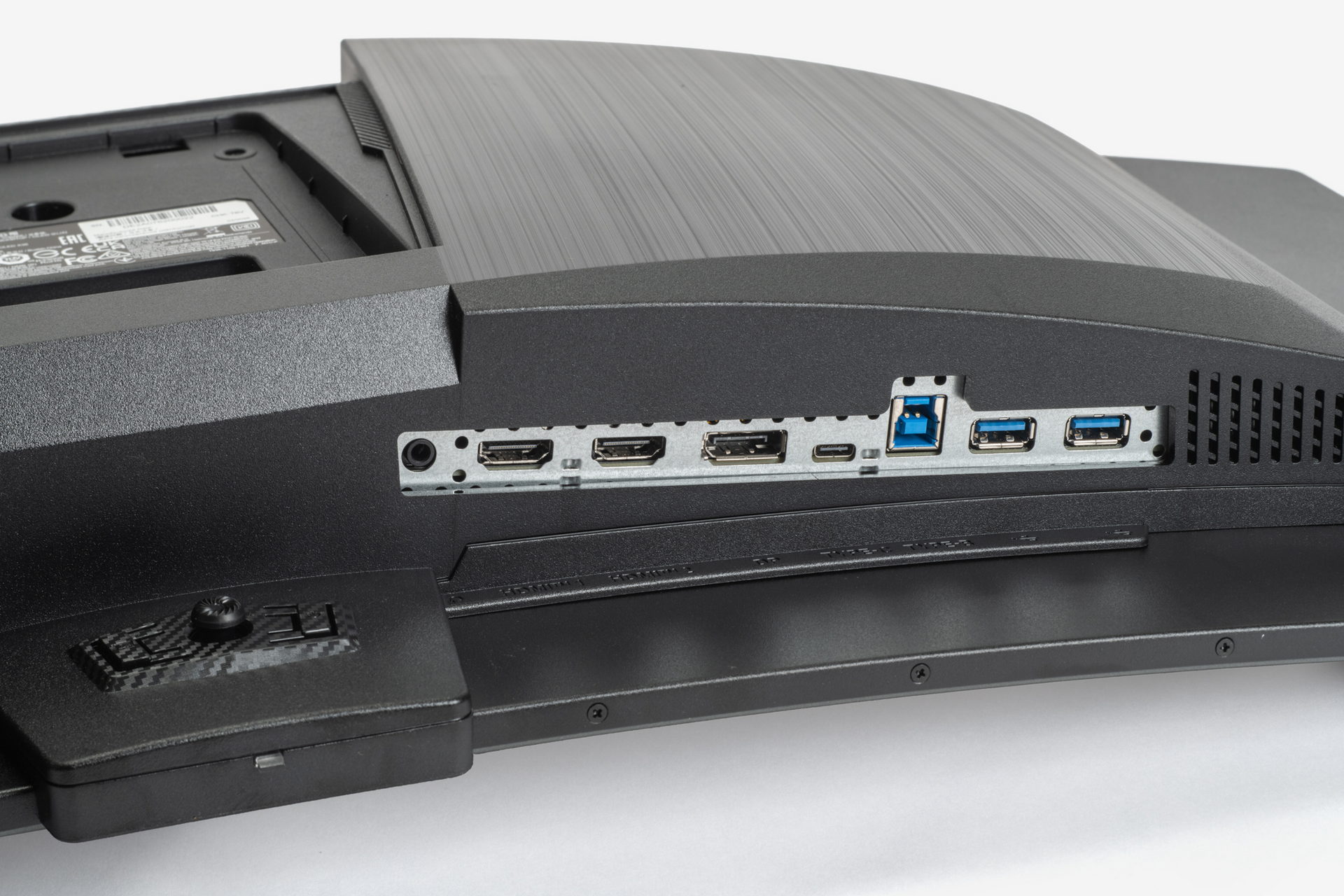 背面の端子類。HDMI×2、DisplayPort×1、Type-C×1の4系統入力を備える。USBハブ機能も用意