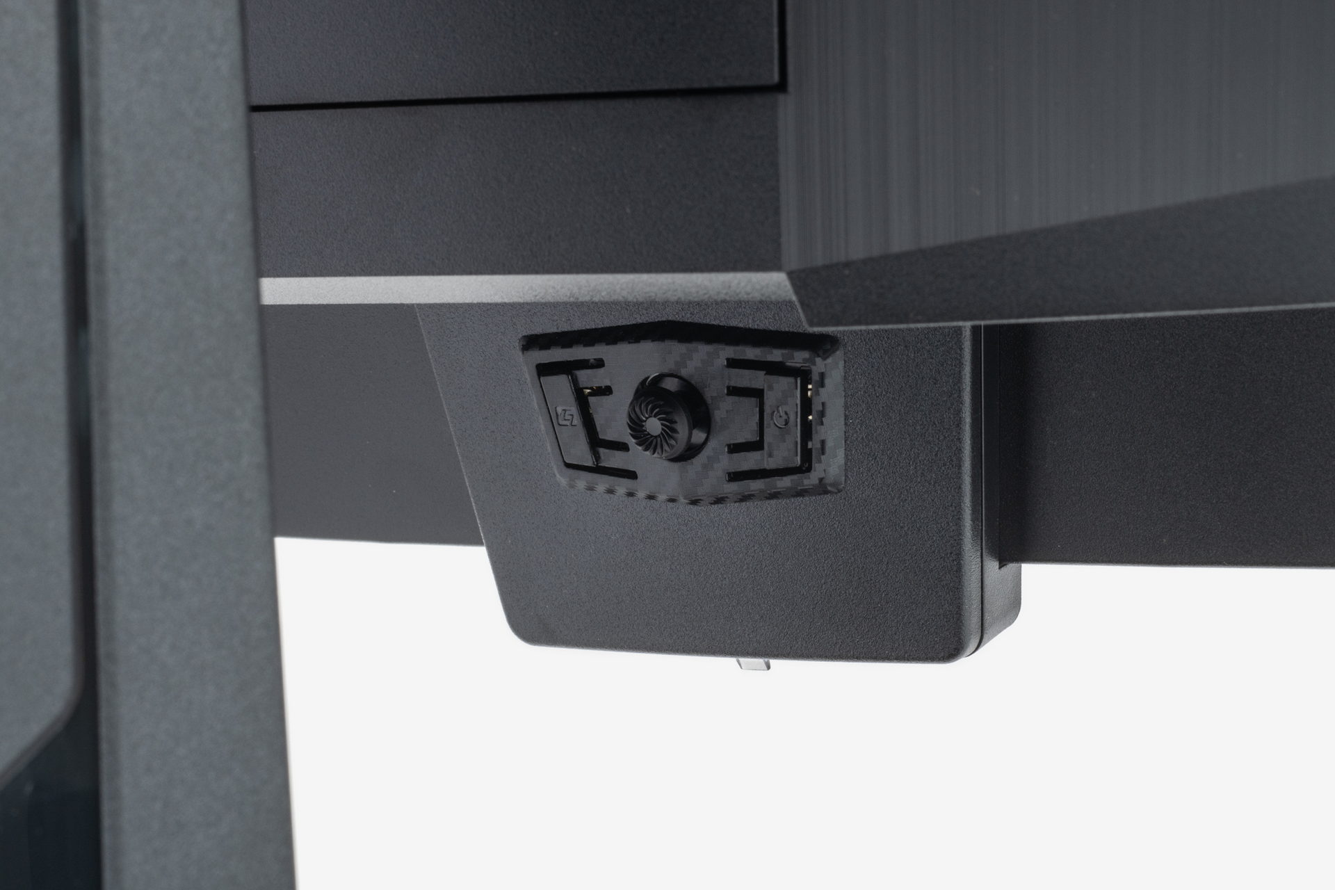 OSDメニューは背面のスティックで起動、操作が可能だ