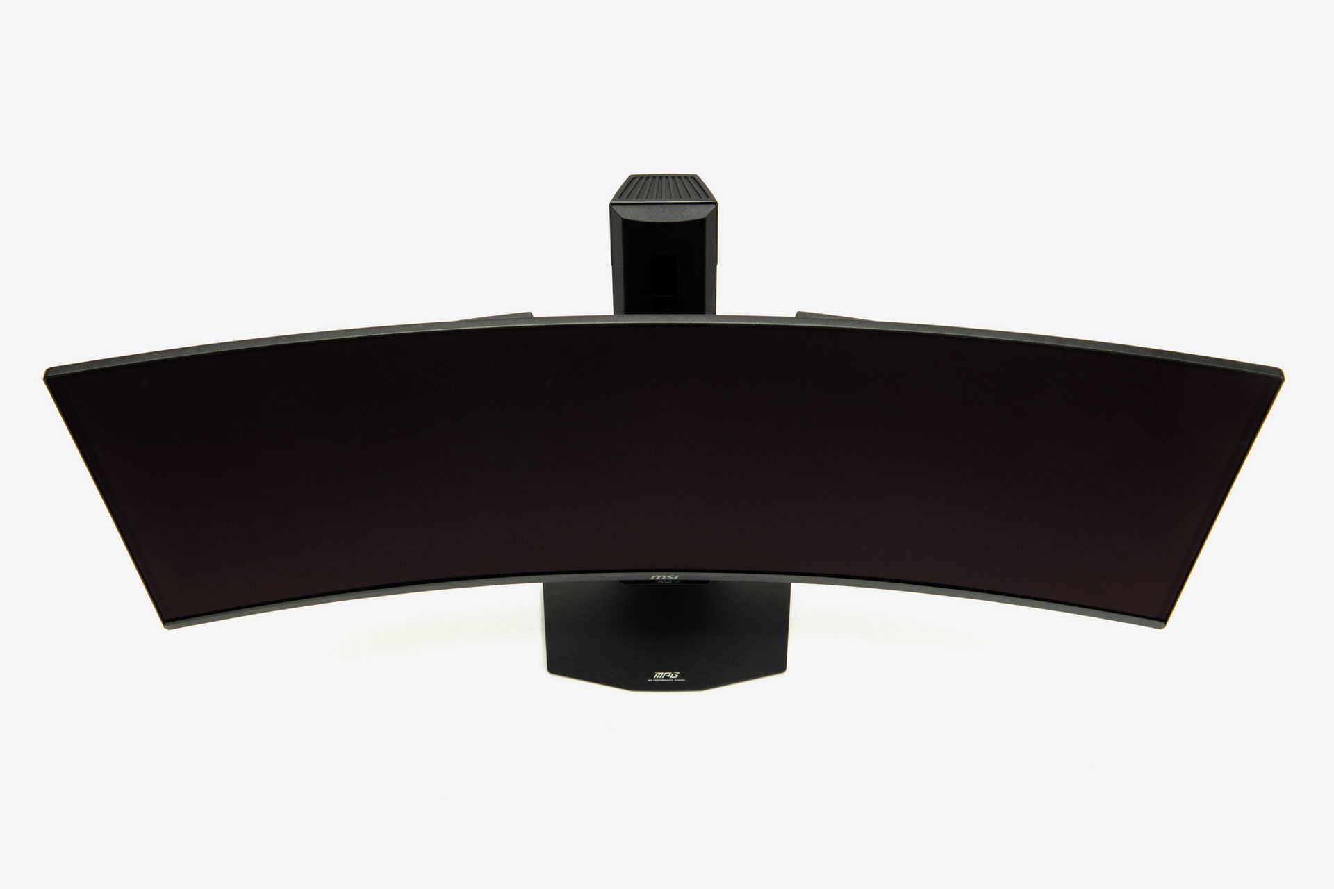 視野全体を画面でカバーしやすい湾曲パネル。高い没入感を得られる