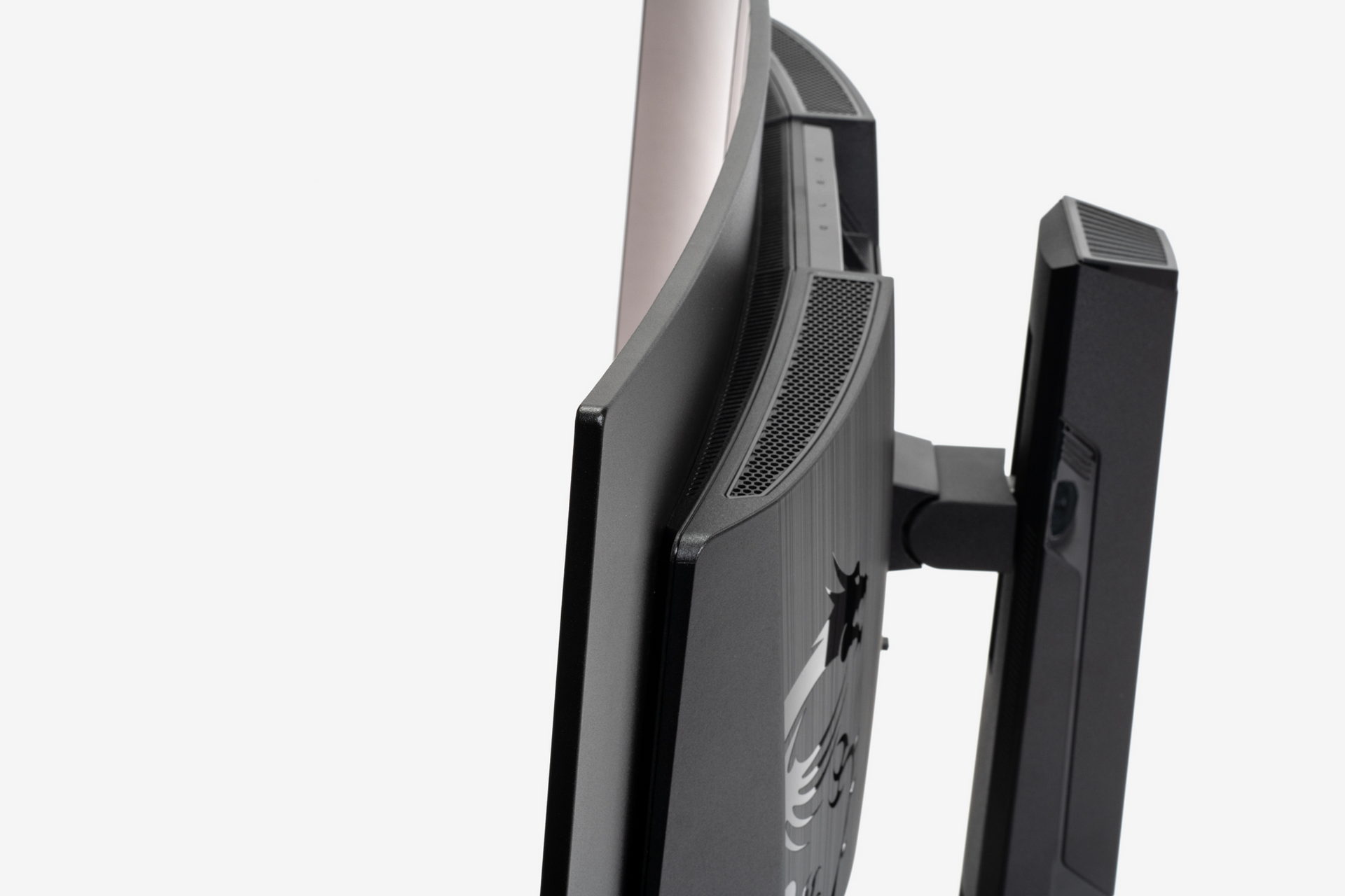 パネル自体は薄型の仕上げ。そのため、全体にスリムな印象を受ける