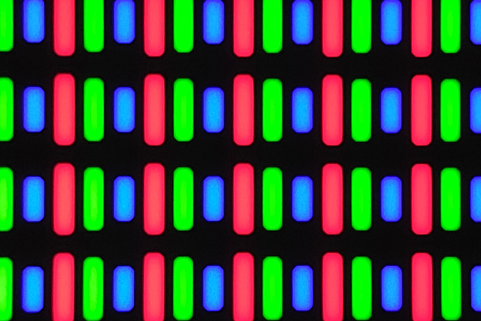 60倍の電子顕微鏡での撮影。QD-OLEDで一般的なRGBストライプ配列は珍しい