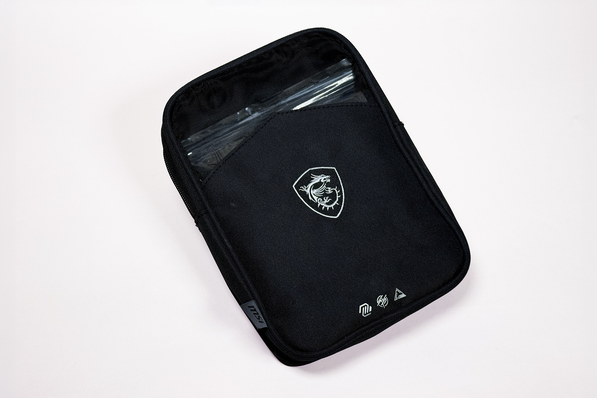 リッチな仕様になる製品も多いMPGシリーズのモニターだが、本機はオリジナルアクセサリーポーチやMSIロゴ入りのDiplayPort/HDMI/USBケーブルが付属する特別仕様だ