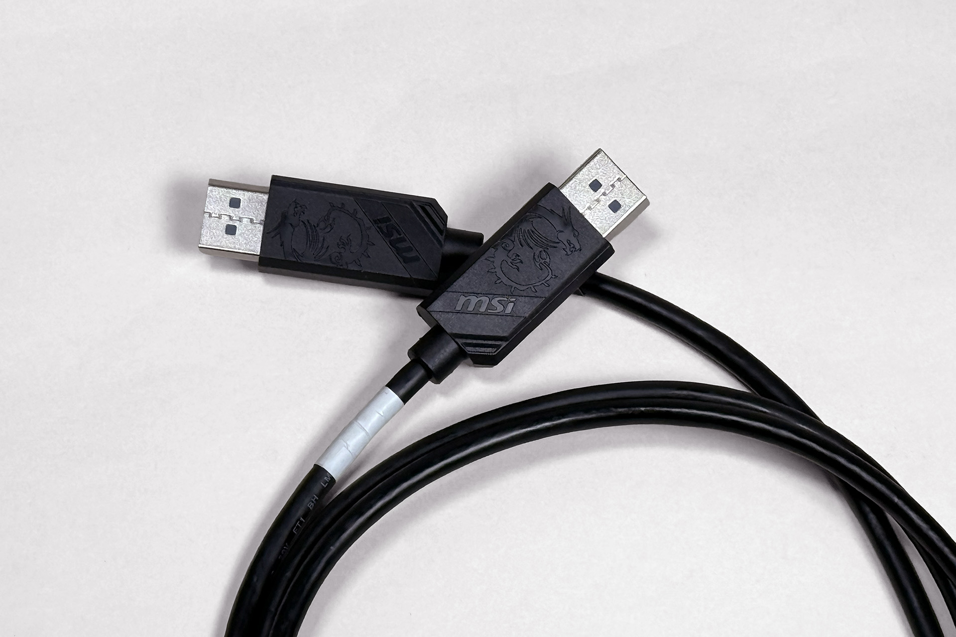 リッチな仕様になる製品も多いMPGシリーズのモニターだが、本機はオリジナルアクセサリーポーチやMSIロゴ入りのDiplayPort/HDMI/USBケーブルが付属する特別仕様だ