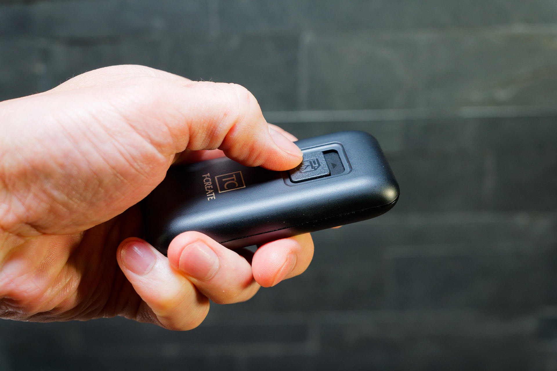 スイッチを動かすにはかなりの力が必要