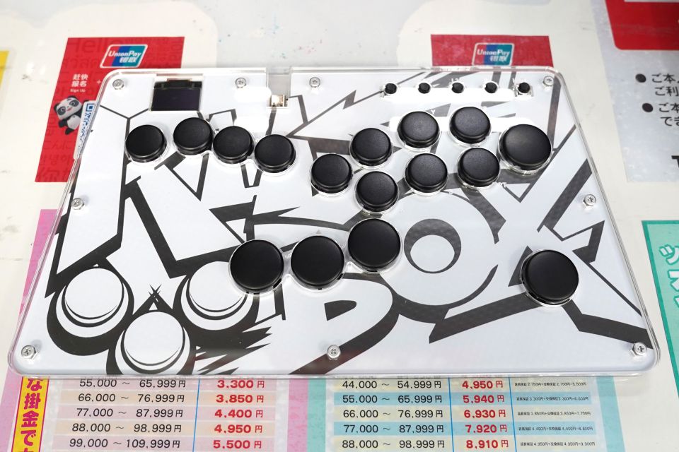 初めてでも自然に操作できる”レバーレスアケコン「Rushbox Mini」が