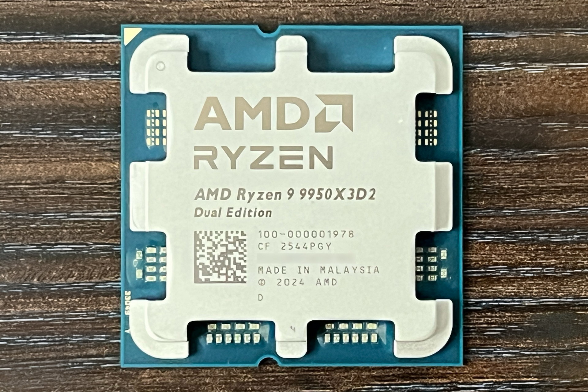 Ryzen 9 9950X3D2の外見は既存のSocket AM5版Ryzenと共通である