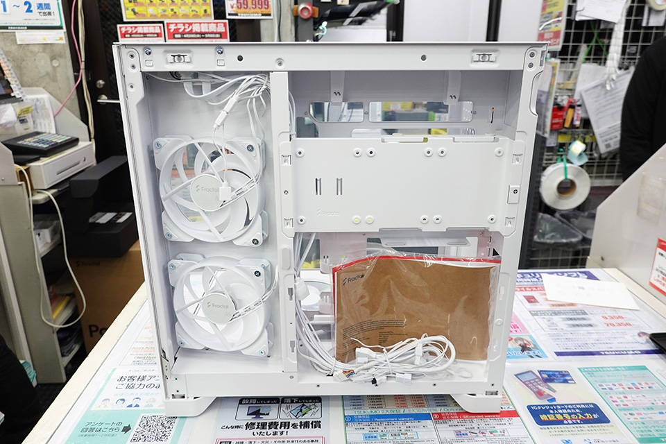 デュアルチャンバー構造採用のピラーレスケース「Pop 2 Vision」が