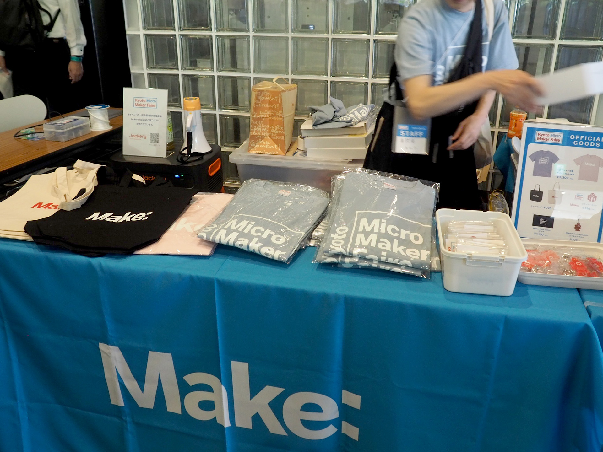 1階にはTシャツなどの公式グッズの物販コーナーもあった