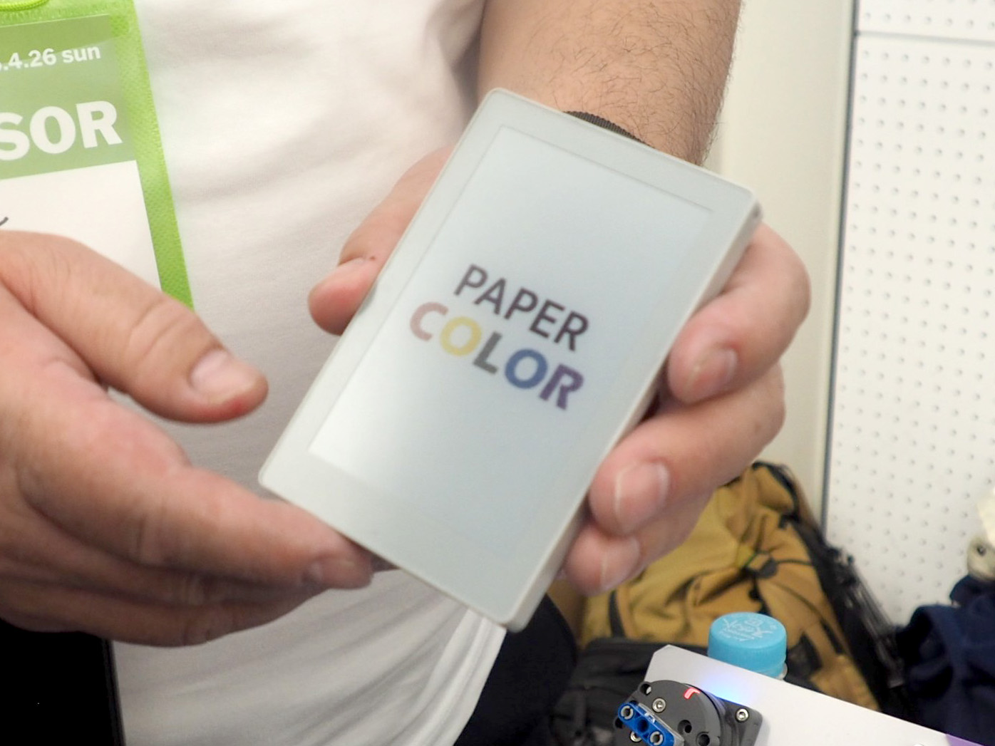 カラー電子ペーパーを搭載した「Paper Color」