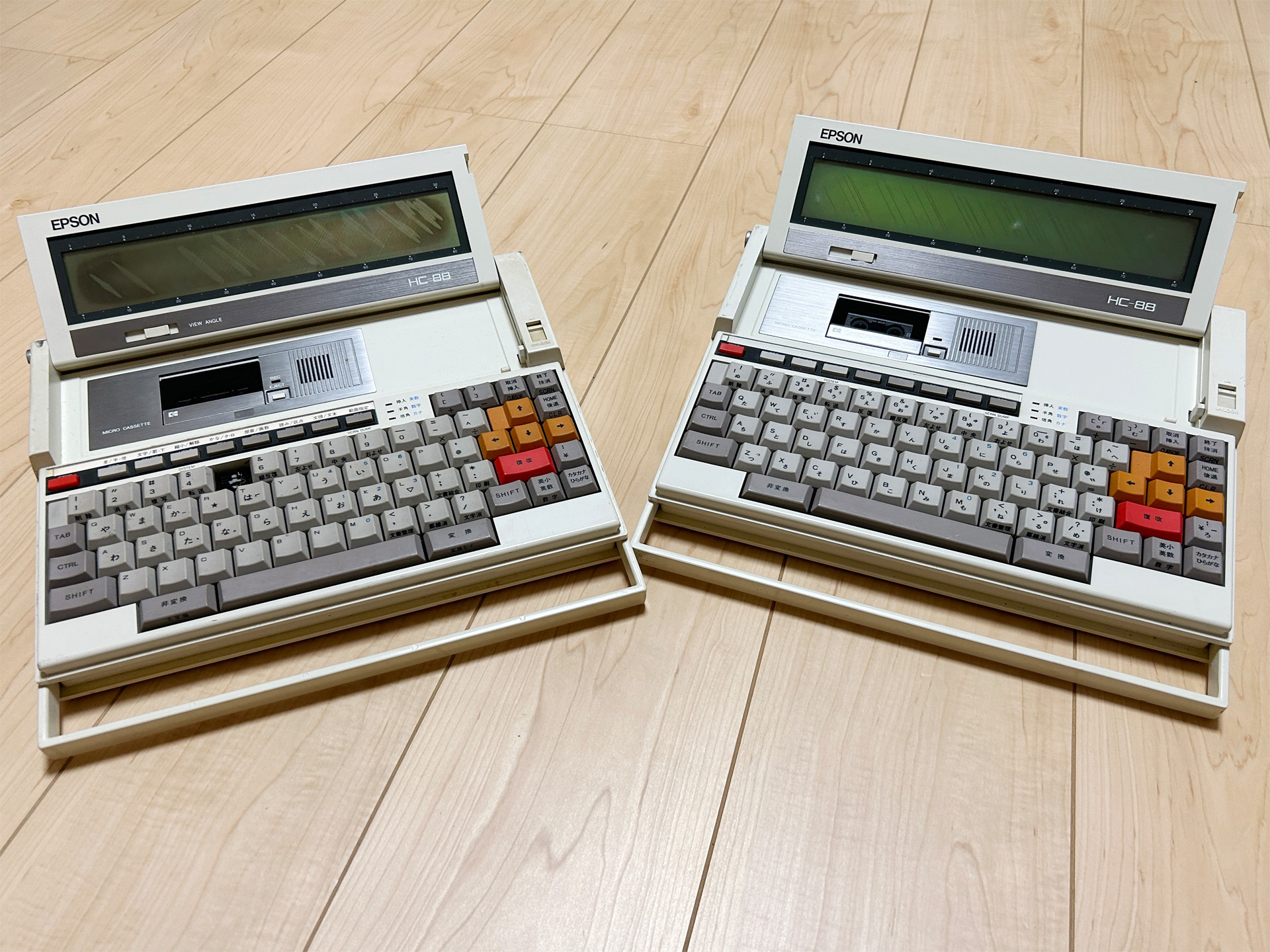 右のHC-88はJISキーボードですが、ここから底面の日本語処理ユニットを外したものがHC-80で、キーボードをタッチ16タイプに交換すれば左のHC-88Tとなります。今見ても、非常にスタイリッシュなデザインと言えるかと思います。手前に見えるのはキャリングハンドルで、ここをつかんで持ち運ぶことができました。