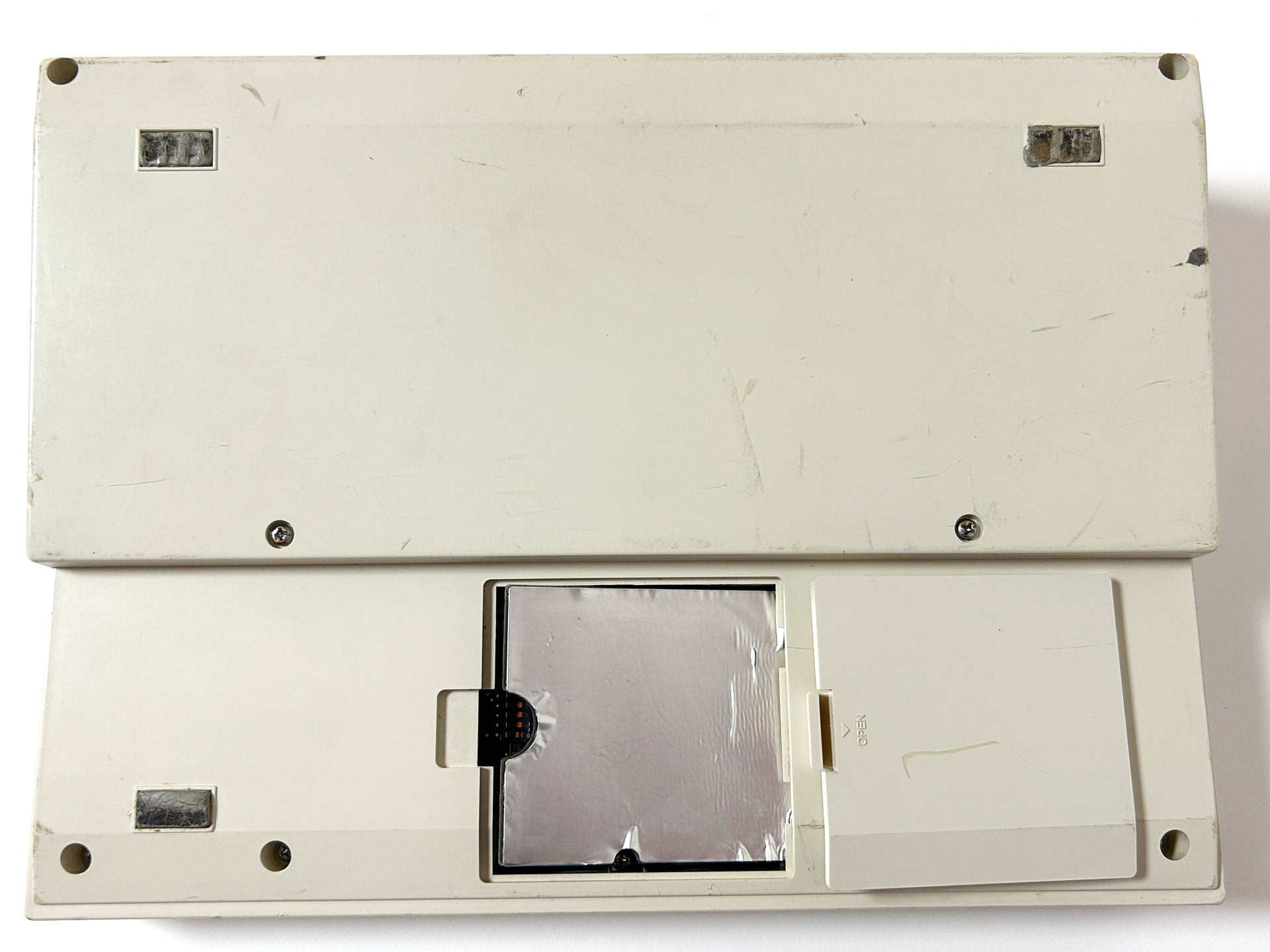 背面は左からスピーカー出力端子、A/D入力端子、バーコードリーダ接続端子、RS-232Cコネクタ、シリアルポート、ACアダプタ接続口、その下にバックアップのオンオフスイッチが設けられていました。底面には、ROMソケットとディップスイッチがありました。