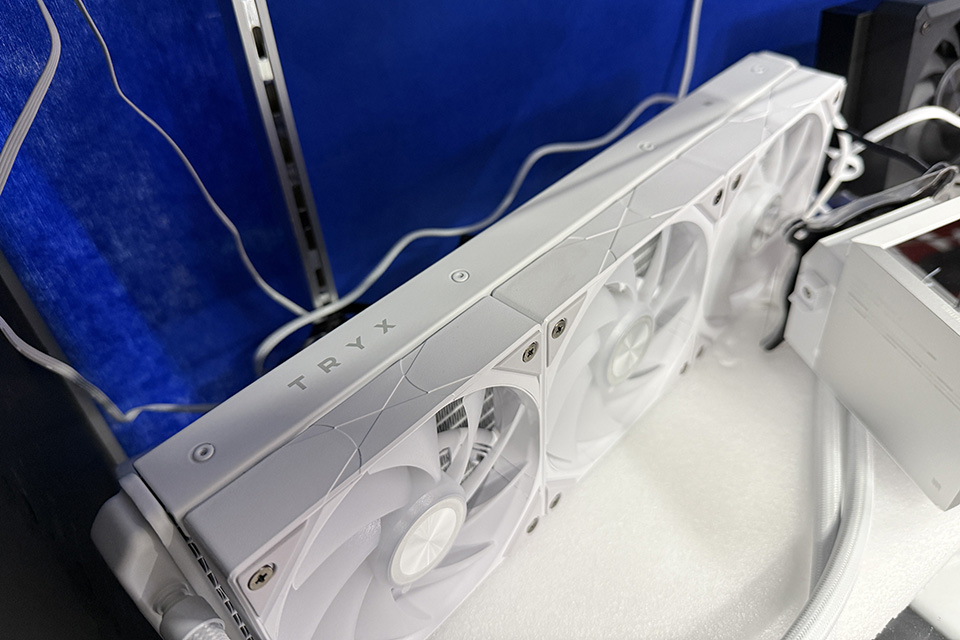 TEUCER 零度世家 360mm 水冷ラジエーター ホワイト 部品取り 本格水冷向けの白い360mmラジエーターがCORSAIRから、銅製フィン採用 PC用ファン・クーラー