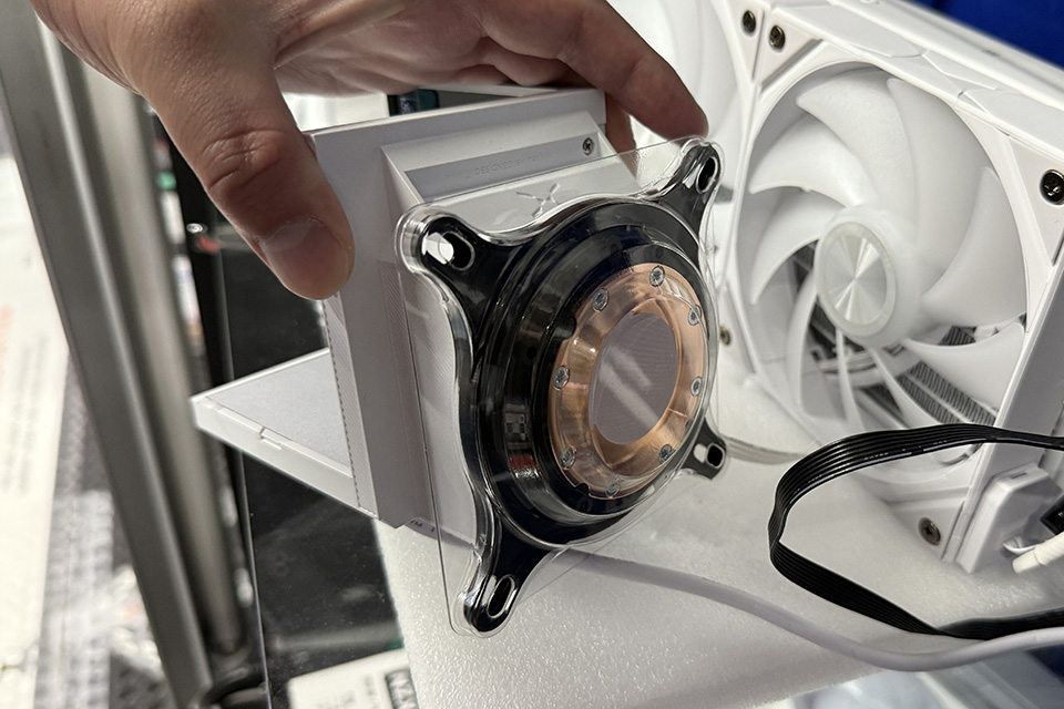 2つの4型液晶を搭載した水冷クーラー「STAGE 360」がTSUKUMOで展示