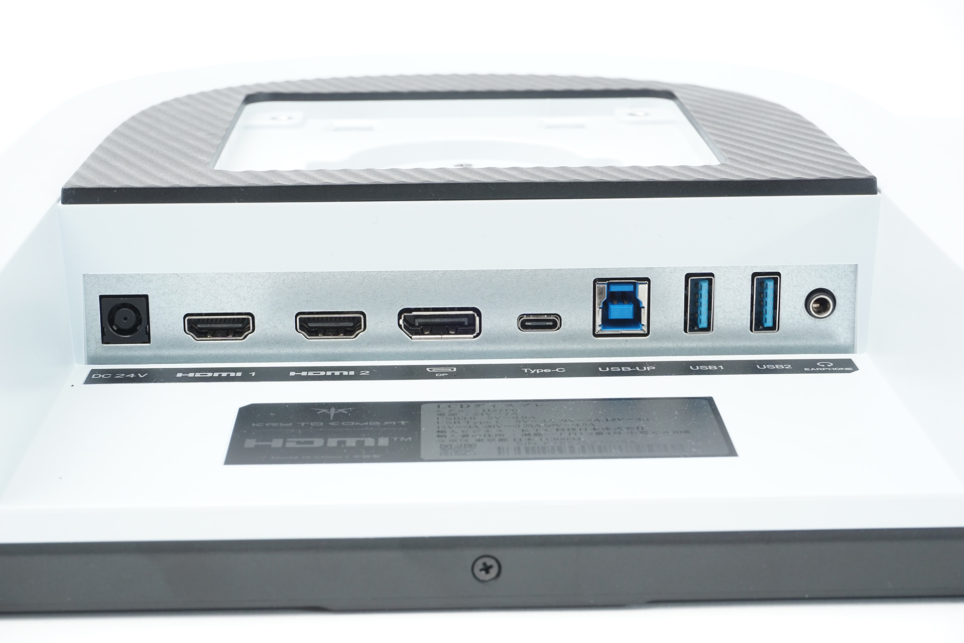 HDMI 2.1×2、DisplayPort 1.4×1、USB Type-C(最大90W)と4系統の入力。KVM機能付きのUSBハブも備える
