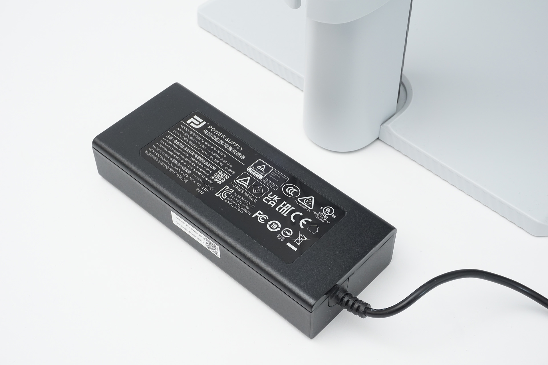 電源はACアダプター。168W出力ということもあってサイズは大きめ
