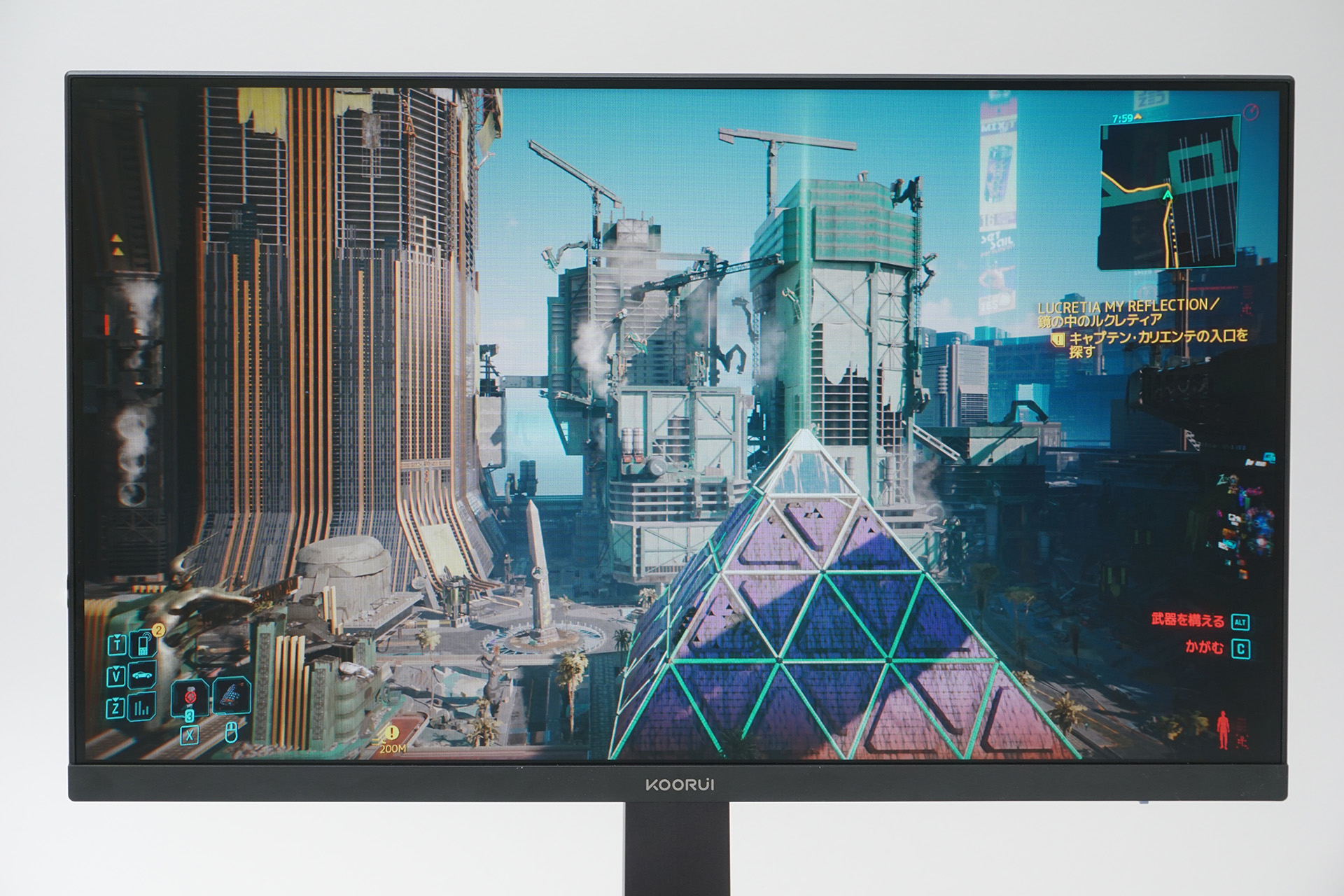 23.8型のIPSパネルを採用。ちょっと明るめの黒だが鮮やかさは十分感じられる。オープンワールドゲームも十分見栄えがすると感じた<br>Cyberpunk 2077: (C) 2026 CD PROJEKT S.A. All rights reserved.