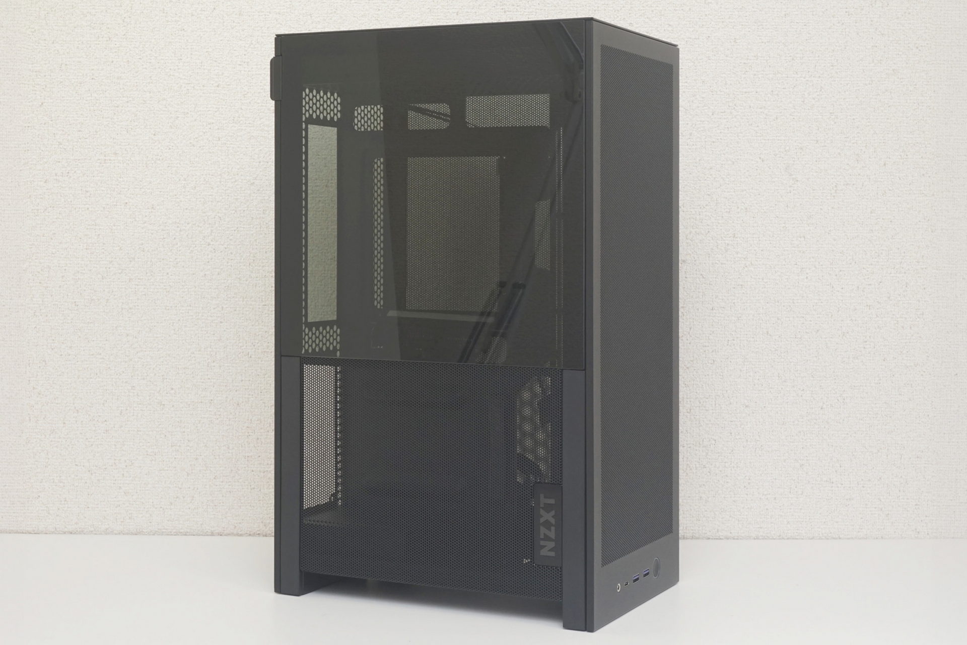 NZXTのMini-ITX対応PCケース「H2 Flow」。各部にメッシュ構造を採用し、通気性に優れる